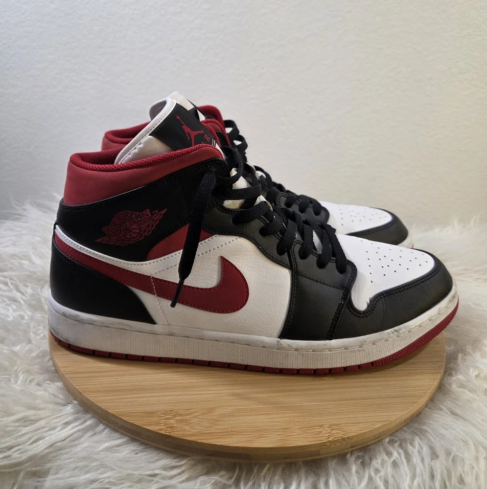 NIKE Air Jordan 1 Mid Bred Gym Red Black White Lace Up Sneakers 554724-122